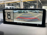 ★360&deg;ビューモニター★クルマを真上から見下ろしているかのような映像によって車庫入れや縦列駐車などの駐車時に自車と駐車位置の関係をひと目で確認できスムースな駐車をサポートします!
