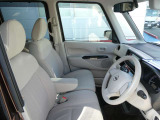 フロントシートはベンチシートを採用しておりますので、広々としてゆったり気分で運転できます♪