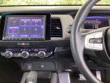 ホンダ純正メモリーナビ搭載なので、遠方へのドライブもお任せ下さい!ステアリング左手側にオーディオ関連のコントロールスイッチを配置しています。操作時は視線を逸らすことなく運転に集中できます