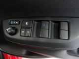 パワーウィンドウスイッチで運転席から全席の窓の開閉ができます。