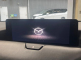 【12.3インチマツダコネクト】車内の雰囲気にマッチした大型ディスプレイ。スマホ接続でのナビ使用やBluetooth再生等、様々な機能が楽しめます。直感的なダイヤル操作が可能で、使い勝手も良好です。
