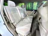 後部座席も気になるようなキズ・汚れやへたり等、大きなダメージはなく、良好な状態です。
