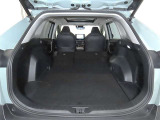 大きな開口幅で荷物を出し入れしやすいのが魅力のラゲージスペースです!リヤシートのシートバックの工夫で、更に積載容量が広くなり、よりたくさんの荷物の収納・長尺の荷物の収納が可能になります♪
