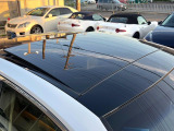 【パノラマルーフ】大型のガラスルーフ搭載で車内の解放感が一気にアップ!開放的なドライブをお楽しみいただけます。