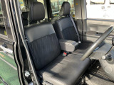 ベンチシートタイプのフロントシートです♪