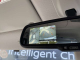 上からまる見え!アラウンドビューモニターの画像です。お車を真上から見たような映像をミラーに映し出す事によって、車両の周囲を確認し、駐車時や発進時の運転をサポート。