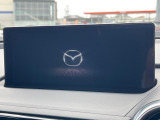 【8.8インチマツダコネクト】車内の雰囲気にマッチした大型のディスプレイ。スマホ接続でのナビ使用やBluetooth再生等、様々な機能が楽しめます。直感的なダイヤル操作が可能で、使い勝手も良好です。
