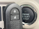 【スマートキー】カバンやポケットに入れたままでもドアの施錠・解錠が可能なスマートキーを装備。エンジンのオン・オフ時もカギを取り出す必要が無いからとっても便利です♪