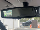 ルームミラーでアラウンドビューモニターも見ることができ安心して駐車していただけます。