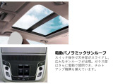 電動パノラミックサンルーフが装備されています。スイッチ操作で天井部がスライドし、広大なサンルーフが出現します。ガラス部は更に電動で開閉出来、チルトアップも出来ます。開放的な室内を演出します。