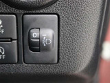 人や荷物を満載しても、対向車や先行車に迷惑をかけない、室内からヘッドライトの光軸を調整できます。