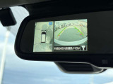 ルームミラーでも見る事の出来るアラウンドビューモニターは、車両周囲360度の映像を提供。駐車や狭い道の走行をサポートし、安全性と便利性が向上します。車庫入れなどの運転のストレスを軽減します。
