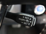 アダプティブクルーズコントロール機能付きです。走行中に先行車の様子を検知しながら、設定した車速の範囲内で先行車との距離のキープを支援します。詳細は販売店スタッフまでおたずねください。