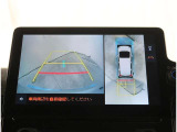 【パノラマモニター】に搭載した4つのカメラにより、車を真上から見ているような映像を表示。運転席から確認しにくい車両周囲の状況を把握できます。