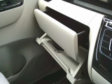 助手席前に、2つのグローブボックスがあり、小物入れに便利です
