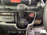 自然に手が届き、操作性の良いインパネシフトに、パーキングブレーキは、フットブレーキタイプなので、運転席と助手席の間はすっきりしています。