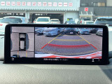 【360度カメラ】全方位モニターを装備し、車両の周囲を上空から見下ろすように映像で確認可能。駐車や狭い道での操作をサポートし、安全性を高めます。