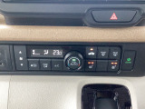 オートエアコンと前席シートヒーターが装備されており、快適に運転が可能です。