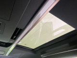 【左右独立ムーンルーフ】2列目左右席にそれぞれ配置されたガラスルーフ!日差しに合わせて片側だけシェードを閉めることも可能です!