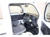 操作性に優れた運転席となります!小物入れや各ボタンの配置にこだわり、使いやすいです!座り心地もよく視認性も良好なのでロングドライブもお任せ下さい!