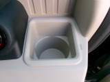 運転席ドリンクホルダー付きです。