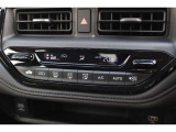 フルオートエアコンを装備しております。車内の温度設定だけでなくPM2.5にも対応した高性能集塵フィルターも装備しており車内はいつも快適空間です。