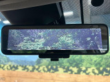 【インテリジェントルームミラー】後席の大きな荷物や同乗者で後方が確認しづらい時でも安心!カメラが撮影した車両後方の映像をルームミラー内に表示。クリアな視界で状況の確認が可能です!