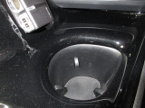 運転席と助手席の間にはドリンクホルダーがあります。取りやすい位置にありますからドライブも楽しくなりますね!