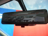 車両後部より後方が映るインテリジェントルームミラー。後ろに荷物を満載にしても、定員乗車でもルームミラーで見る視界は良好です!