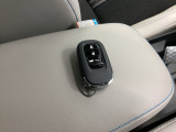 スマートキー装備。 キーをポケットに入れたままでもドアのロック&アンロックができ、雨の日や、荷物の多い時に大活躍です。
