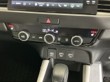 運転席/助手席シートヒーターで寒い日もすぐに温かくなり快適に過ごせます。3段階の温度調整が可能です