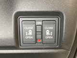 リアドアは乗り降りに便利な両側電動スライドドアです。また運転席に座っていながらスイッチ操作で自在にスライドドアを開け閉めできます。