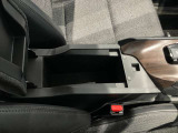 センター中央には小物などを収納できるスペースを確保しています。