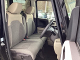 フロントシートはベンチシートです。ベンチシ―トは運転席と助手席の移動もスムーズ!狭い駐車場での乗り降りに便利です。シートの間にコンソールボックスやドリンクホルダーがないため、車内空間も広く感じます