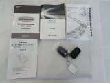 取扱説明書も付属しております。ご購入後は『トヨタの安心感』年式問わずの1年間、距離無制限のロングラン保証が総額表示に含まれてます♪