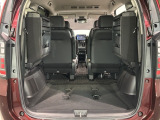3列目シートを跳ね上げればラゲッジスペースを更に広く使えます。