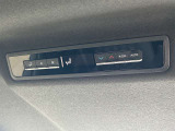 【Wエアコン】運転席と助手席それぞれで温度設定が可能なWオートエアコンを装備。乗る人それぞれの好みに合わせて、快適な室内環境を保ちます。