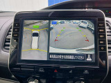 アラウンドビューモニターが装備されてるから、駐車場での車庫入れや、狭い道での走行もカメラで確認が出来るので安心。