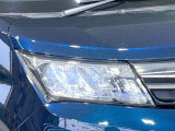 【LEDヘッドライト】悪天候や夜間走行時も良好な視界を確保し安心して運転できる高輝度LEDヘッドライトを装備!点灯速度が早く、消費電力も抑えられています。