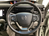 ハンドルにHondaセンシング系のクルーズコントロールやレーンキープアシストなどのスイッチと、オーディオの操作スイッチが装備されています。ハンドルから手を離さず安全に操作できます。