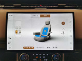【全席シートヒーター&クーラー】フロントシートとリアシートの両方で3段階調節が可能なシートヒーター&クーラーが内蔵されております。季節を問わず重宝するオプション装備です。