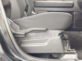 運転席にはシートリフターがございます!高さ、前後、傾きが調節できるので、体格に合わせて適切な運転姿勢を設定できます!