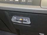 エアコンパネルの下にETCがついています。高速道路の料金所の通過も楽々です!。 カードの取り出しもしやすい場所についています。