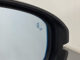 ブラインドスポットモニターを装備。自車の車速が 20km/h以上で前進しているとき、隣接する車線後方に他の車両が走行していることを知らせ、運転者の車線変更などの操作の際の負担を軽減するシステムです。