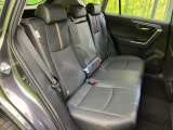後部座席も気になるようなキズ・汚れやへたり等、大きなダメージはなく、良好な状態です。