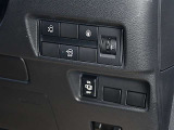 運転席の右側にはアイドリングストップ、ハンズフリーオートスライドドア等のスイッチがあります。