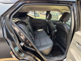 ◆後部座席◆後席も大人の方でもゆったり乗れるスペースを確保。足元も深くシートのクッションも柔らかくロングドライブの疲労を軽減してくれます。