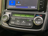 【オートエアコン】一度お好みの温度に設定すれば、車内の温度を検知し風量や温度を自動で調整。暑い&hellip;寒い&hellip;と何度もスイッチ操作をする必要はありません。快適な車内空間には必須の機能ですね♪