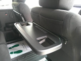 シートバックテーブルが装備されております。