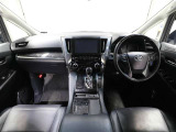 上質で落ち着いた印象のインパネ。視界も広々で運転しやすいです。